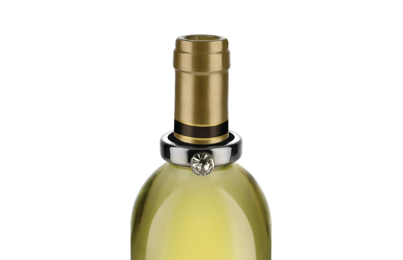 Die Noè-Kollektion von Alessi umfasst Accessoires in Sommelier-Qualität wie Wein- und Champagner-Flaschenöffner, einen Weinkragen für sorgloses Einschenken und einen Flaschenverschluss, der die Zeit anzeigt