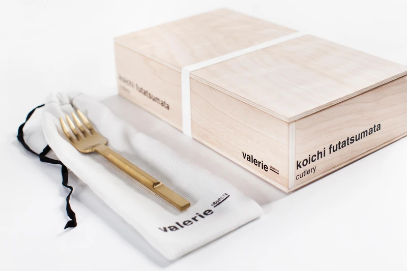 Die Besteckserie Koichi des Designers Koichi Futatsumata von valerie_objects kombiniert flache Enden mit einem achteckigen Kern, wodurch sie funktional und bequem zu halten und zu drehen sind