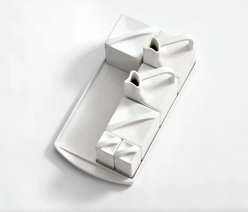 Das hübsche Rubik Cruet Set von bosa besteht aus eleganten, kubischen Töpfen, Kellern und Krügen, mit denen sich Gerichte individuell würzen und abschmecken lassen, ohne den Tisch zu überladen