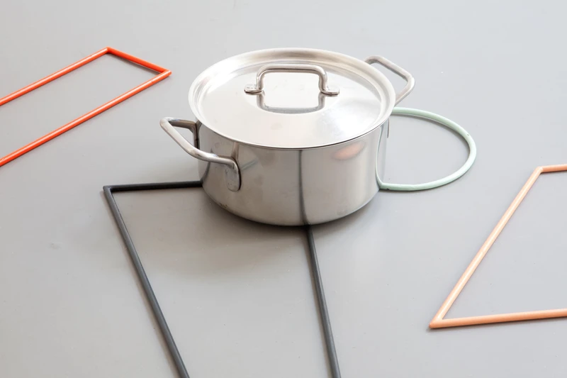 Die 6 mm dicken geometrischen Untersetzer von valerie_objects können zusammen an der Wand aufgehängt werden und sind bei Bedarf griffbereit, um verbrannte Oberflächen zu retten