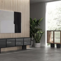 Die Arbeit des preisgekrönten deutschen Designers Sebastian Herkner ist geprägt von seinem Respekt für Materialien und Handwerk sowie für die Menschen und Traditionen dahinter