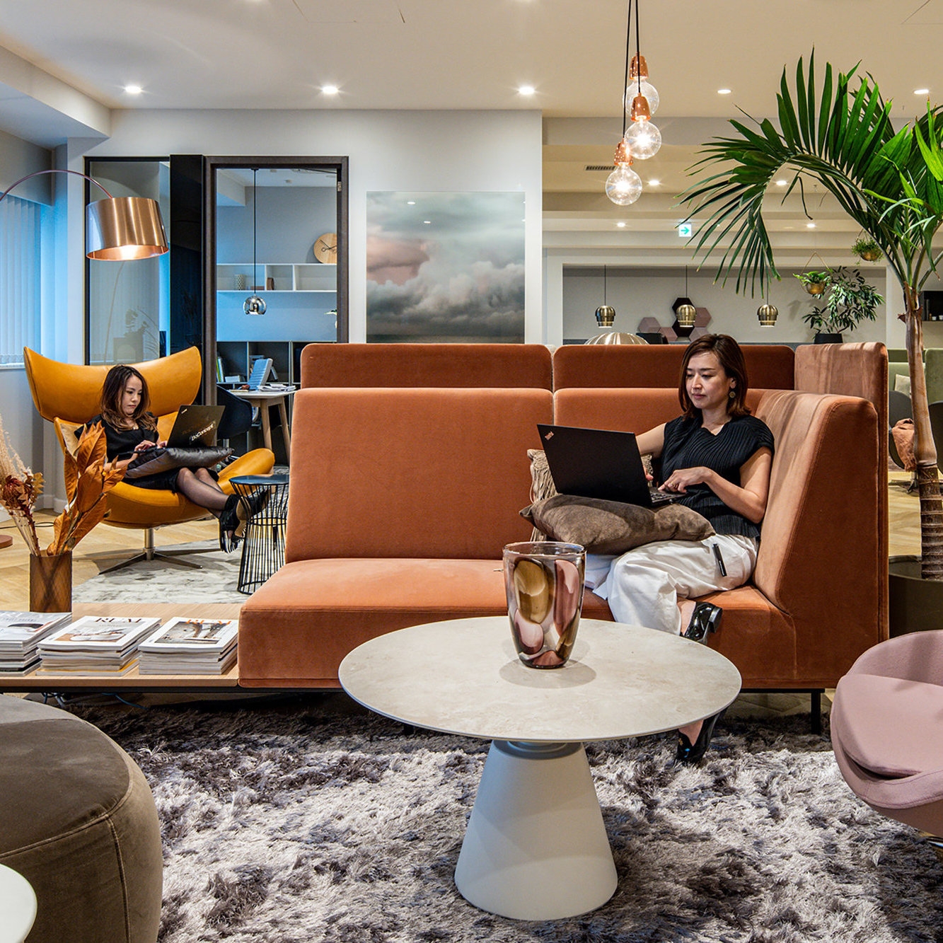 Erfahre mehr über die Geschichte Das Büro öffnet sich mit BoConcept's Planungstools für Fachleute