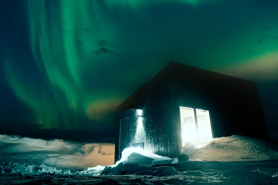 The ASKA cabin lives a solitary existence in geothermally active Iceland. The seclusion, however, offers magical, spiritual experiences, reconnecting visitors to the planet. Photo: Trym Sannes