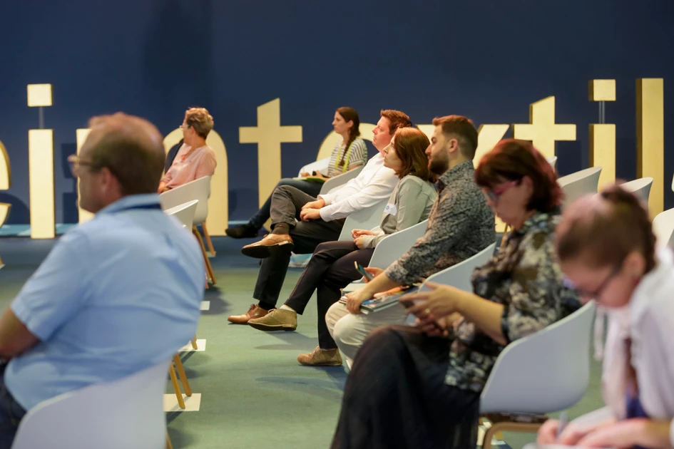 Grün gewinnt: Ob bei den Interior.Architecture.Hospitaliy LECTURES, TALKS & TOURS oder in der LIBRARY – auch für das Fachpublikum steht das Thema Nachhaltigkeit im Fokus. Fotos: Pietro Sutera (oben), Thomas Fedra (unten)