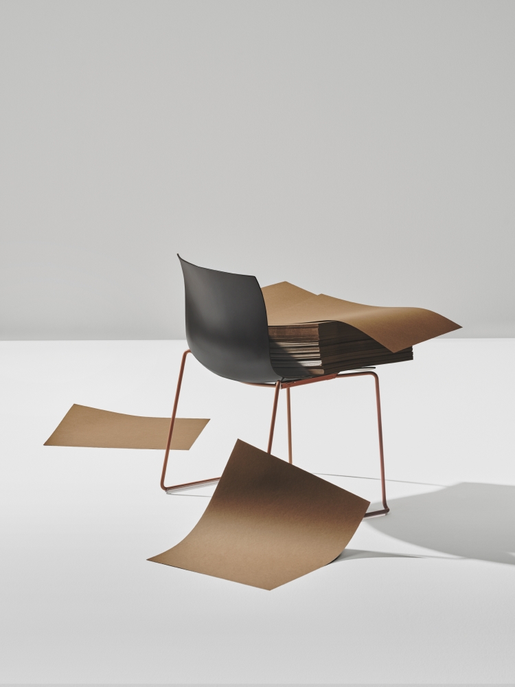 The sustainable PaperShell used to create Catifa Carta is a composite wood by-product that sequesters carbon during its production. Photo: Salva Lopez