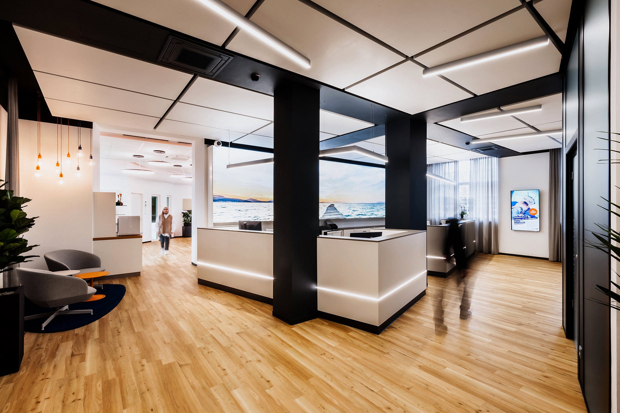 The discreet Terios Plus sound-insulating ceiling elements by PALMBERG ensure a quiet atmosphere, even during busy customer periods