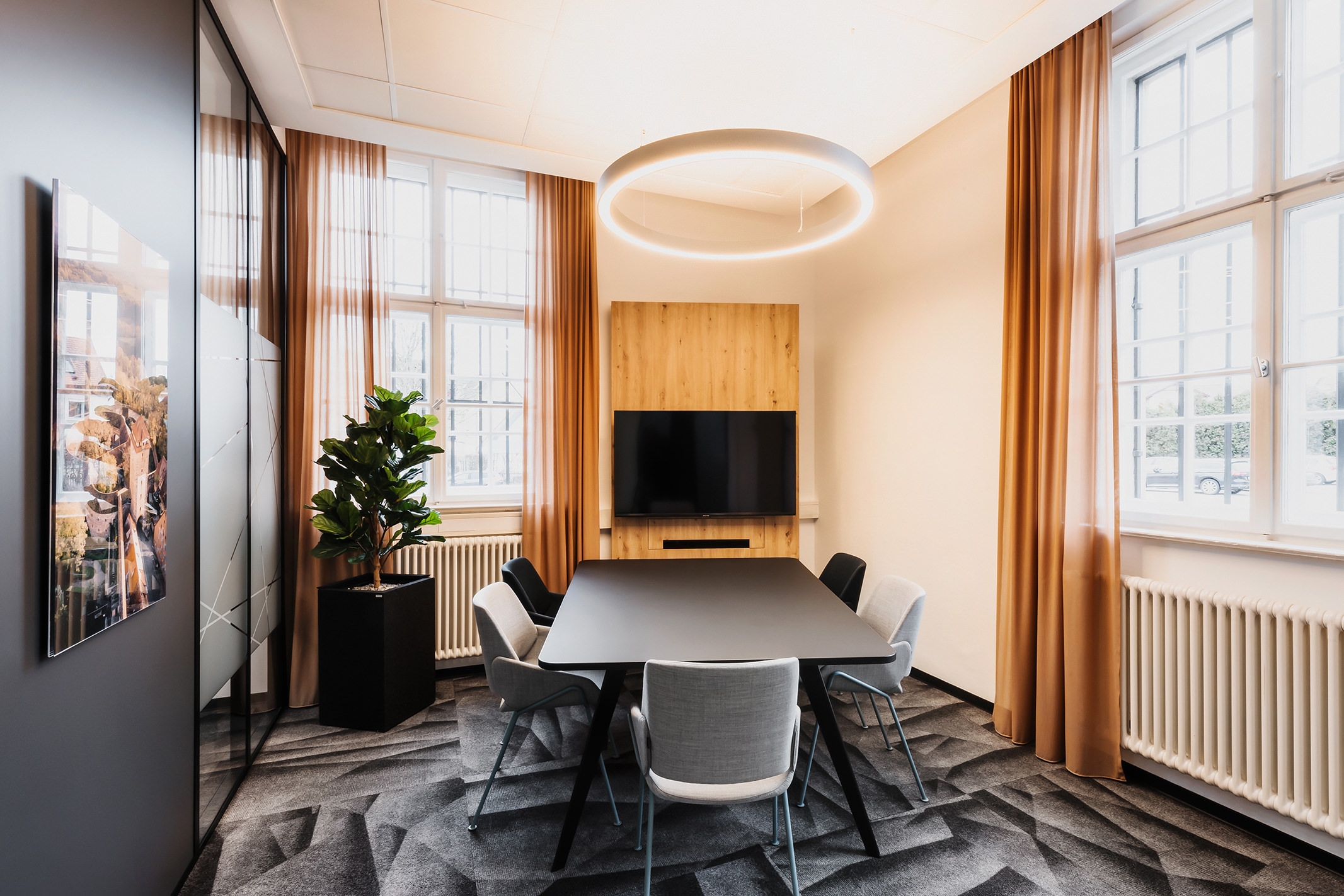 PALMBERG created a modern work environment in the VR Bank in Rothenburg with their customisable office furniture, focusing on employee well-being as a key priority