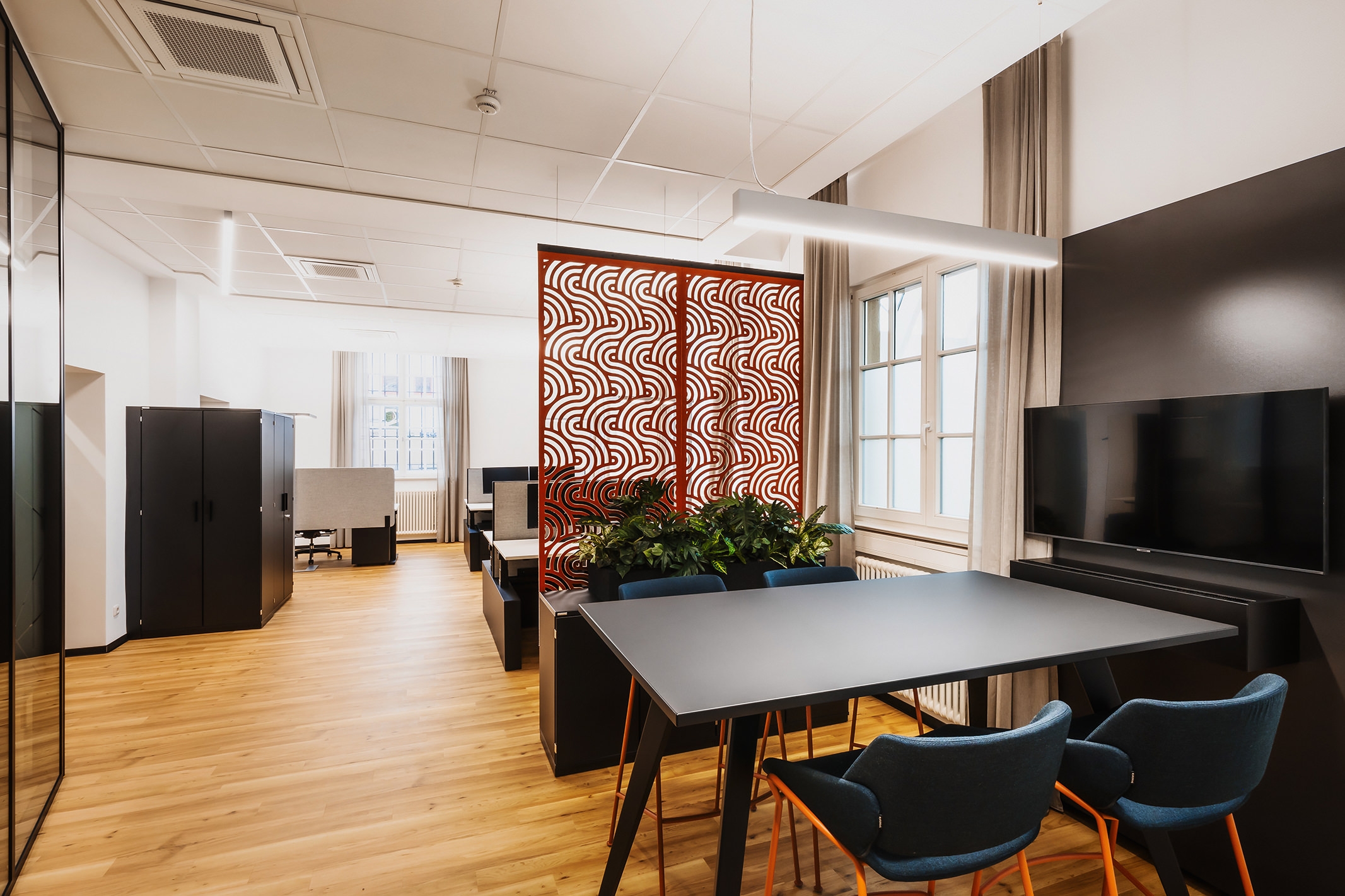 In the open layout, double workstations with PALMBERG’s CREW series allow employees to tailor their spaces, while PRISMA 2 cabinets improve organisation and a NOMAR table encourages casual conversations