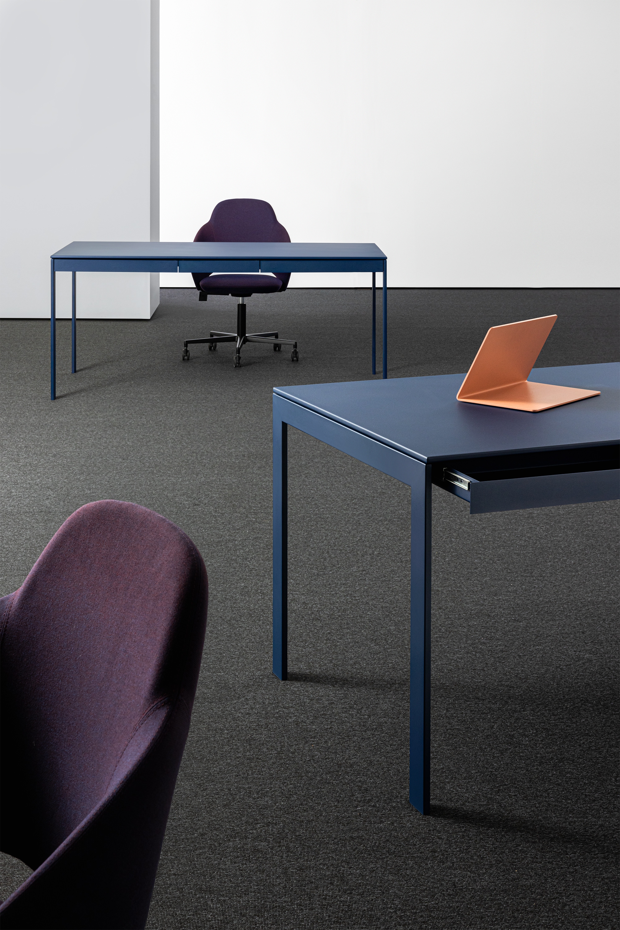 The Foil table by Pillet (bottom left) harmonises perfectly with Mara’s new collection, designed in collaboration with Laviani (bottom right) and Ziliani (top), which includes the Elle bookcase system and the Icon chair