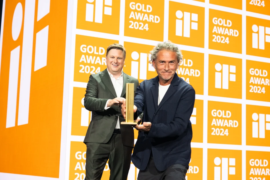 Werner Aisslinger at the presentation of the iF Design Award 2024 in Gold for the KALDEWEI FlowLine ZERO shower channel.
