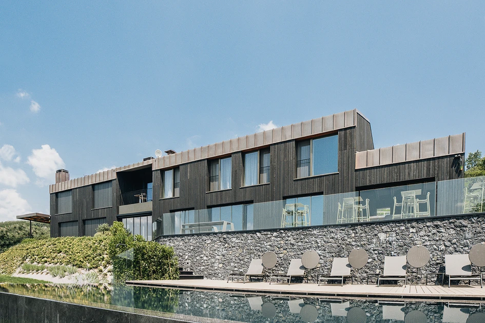 Sapiens’ ARDES DRY Plank Hi-tech Black, inspired by the traditional Japanese Shou Sugi Ban technique, completes Italian winery Volcanalia, designed by ASA Studio
