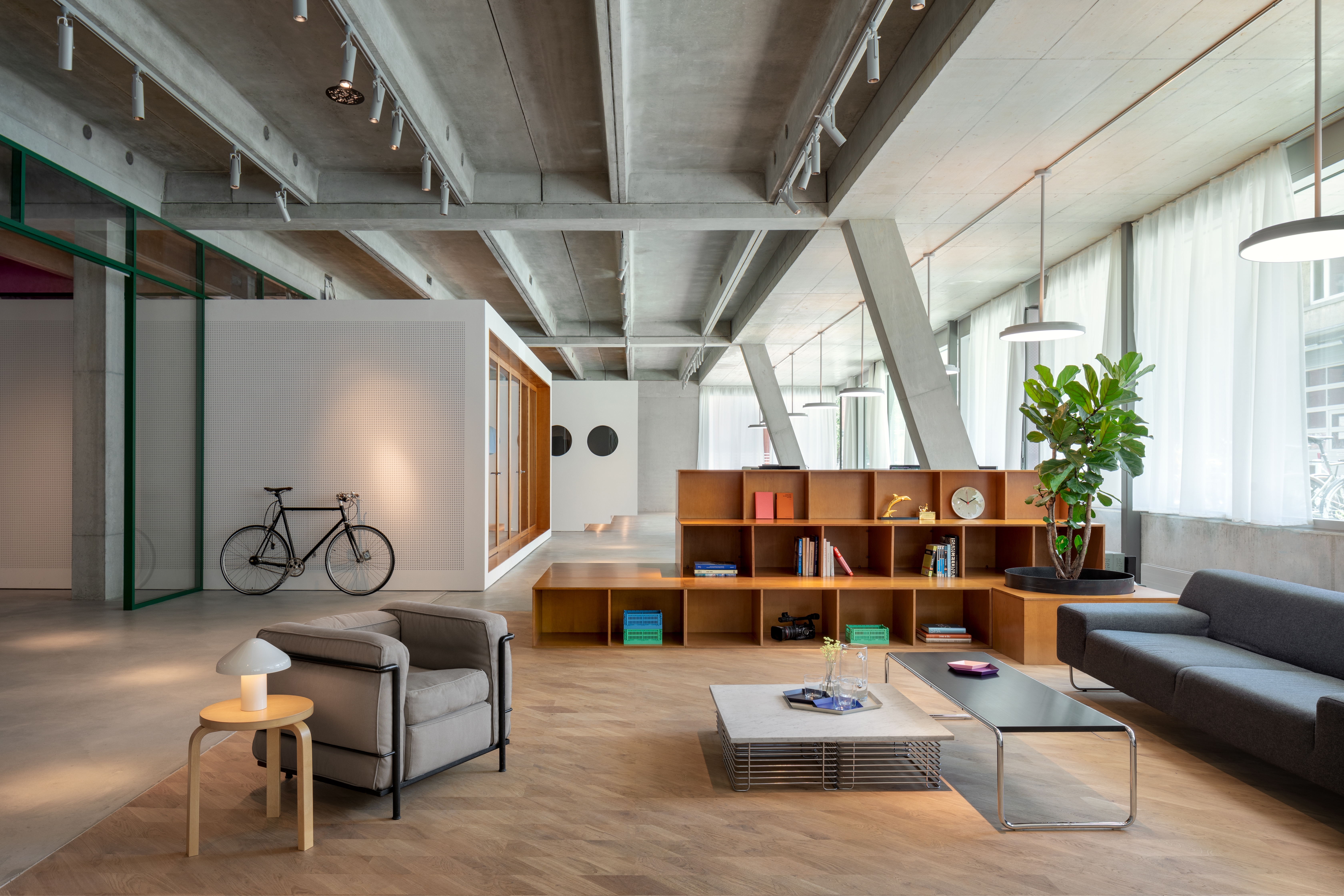 The central area of the open-plan office features flooring from Bauwerk Parkett's Spinpark collection, offering a contrast while harmonising with the polished cement floors. Photo: Ivan Avdieienko