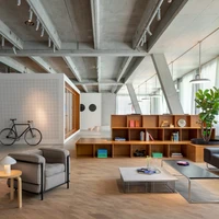 Der zentrale Bereich des Büros ist mit der Spinpark-Kollektion von Bauwerk Parkett ausgestattet, die einen Kontrast bildet und gleichzeitig mit den Zementböden harmoniert. Foto: Ivan Avdieienko