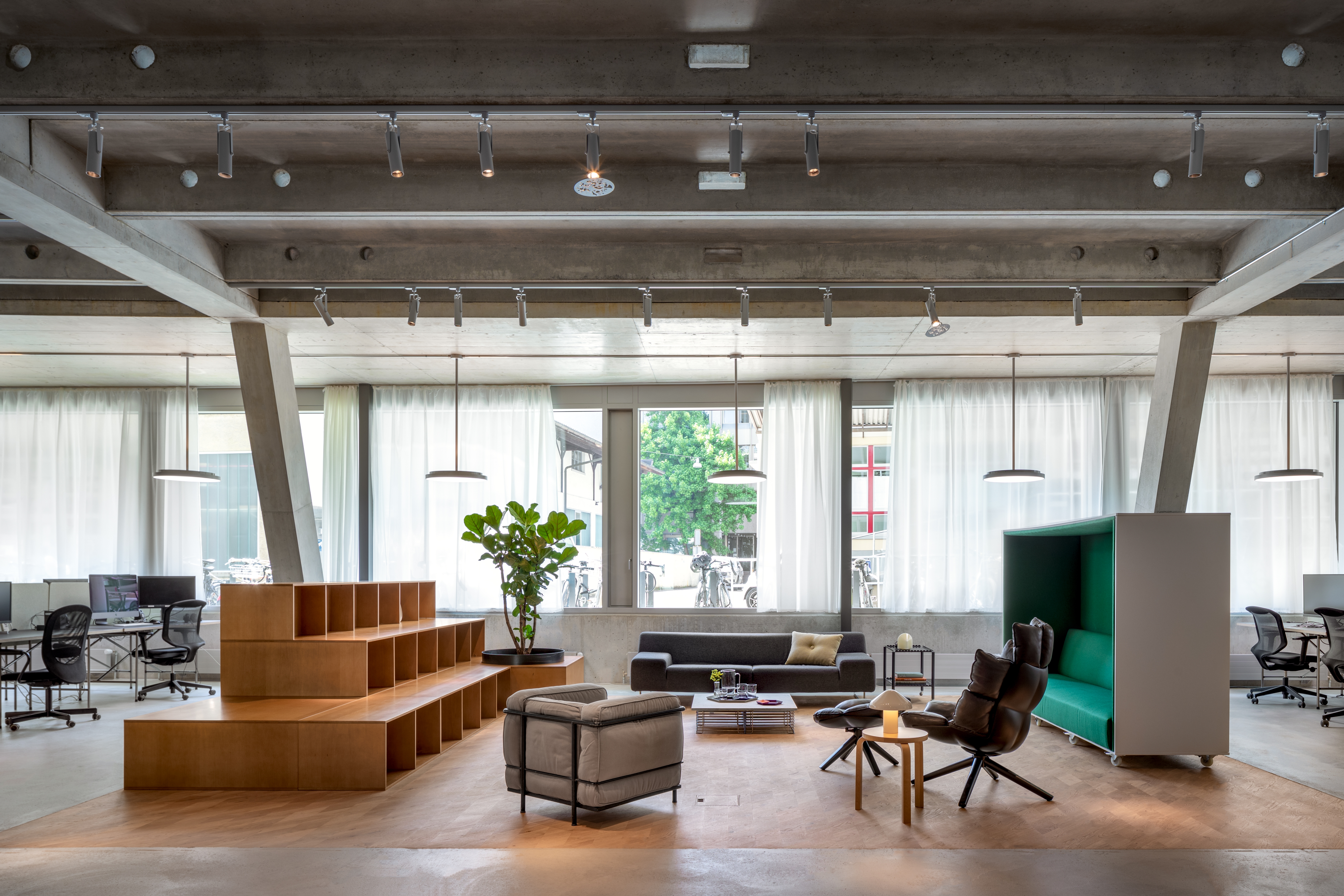 The Spinpark parquet is laid in a classic ship’s deck pattern, with the grain running diagonally, transforming the floor into a natural work of art. Photo: Ivan Avdieienko