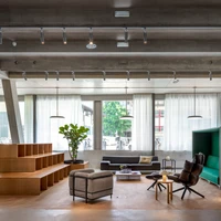 Das Spinpark-Parkett ist in klassischer Schiffsboden-Optik verlegt, mit diagonal verlaufender Maserung, die den Boden in ein natürliches Kunstwerk verwandelt. Foto: Ivan Avdieienko