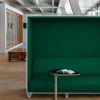 Der natürliche Holzboden hebt den zentralen Bereich optisch hervor und wird durch Möbel ergänzt, die sowohl Kommunikation als auch Entspannung fördern. Foto: Ivan Avdieienko