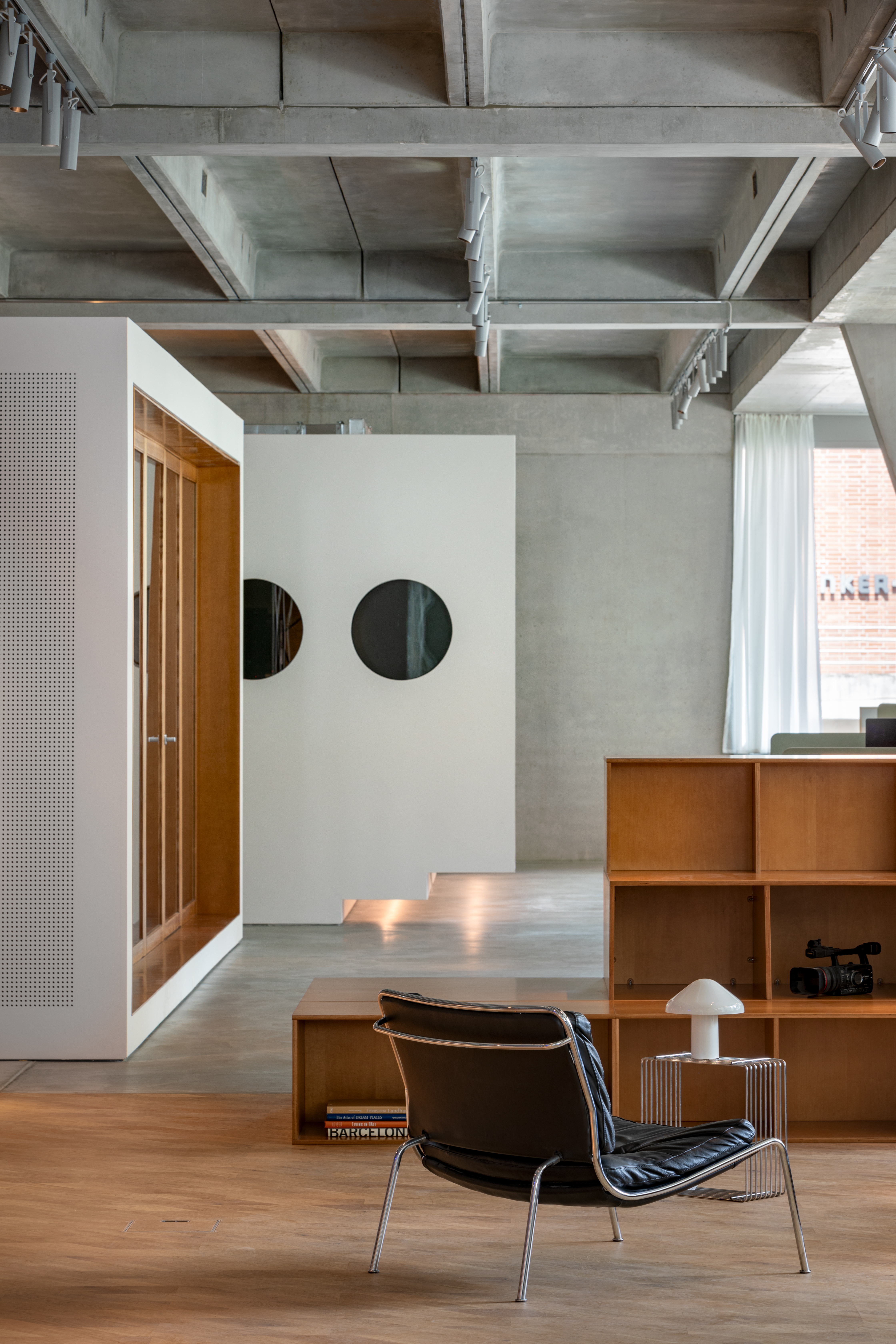 A subtle material boundary defines the separate zone, ensuring the spatial flow remains uninterrupted while visually emphasising the area. Photo: Ivan Avdieienko