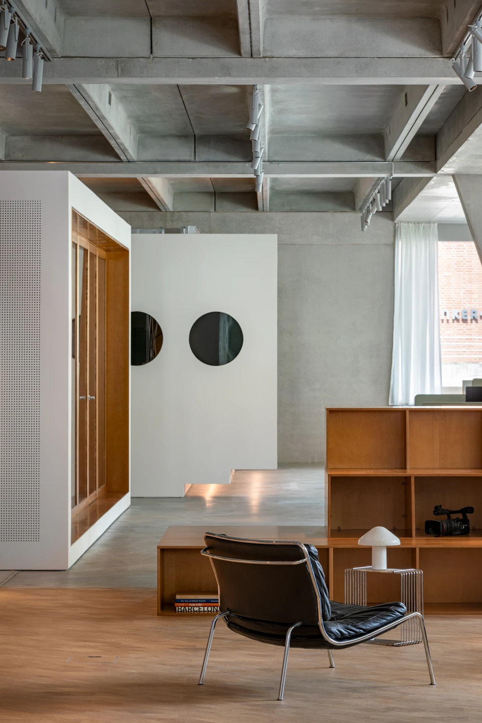 Eine dezente Materialgrenze definiert die separate Zone, sodass der Raumfluss ungestört bleibt und der Bereich visuell hervorgehoben wird. Foto: Ivan Avdieienko