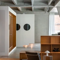 Eine dezente Materialgrenze definiert die separate Zone, sodass der Raumfluss ungestört bleibt und der Bereich visuell hervorgehoben wird. Foto: Ivan Avdieienko