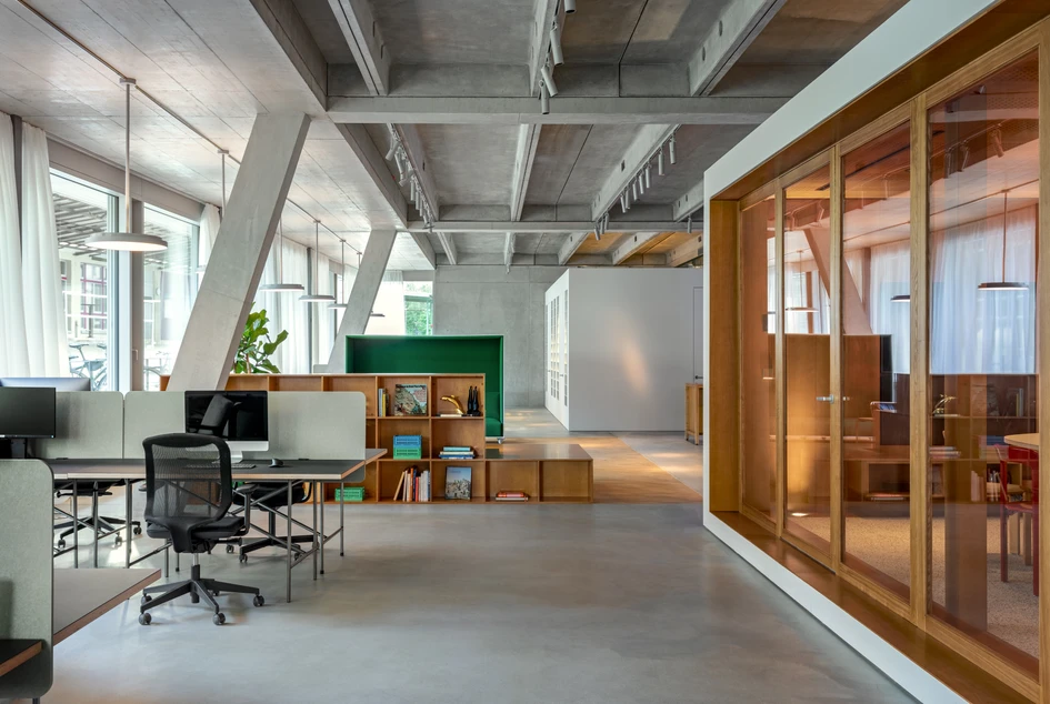 Ein neues Büro für Dynamic Frame, entworfen von balbek bureau, befindet sich im Erdgeschoss eines Neubaus der EM2N Architekten. Foto: Ivan Avdieienko