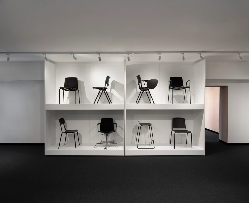 Mara designs and creates innovative office furniture using metal tubes and sheets, which are bent, cut, rounded and welded