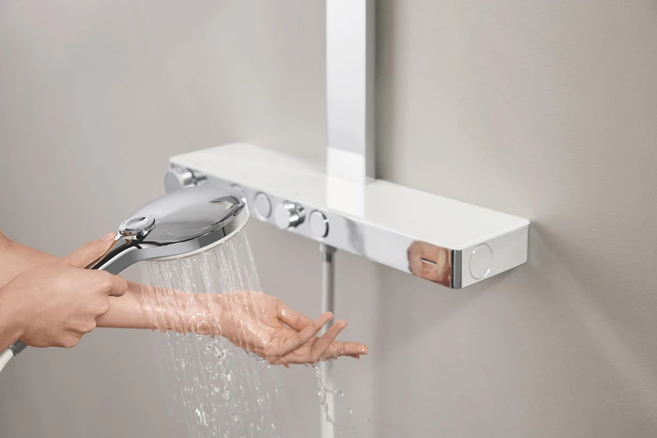GROHE SmartControl ensures effortless water regulation, while its textured knurling provides a secure, stylish grip for a seamless shower experience