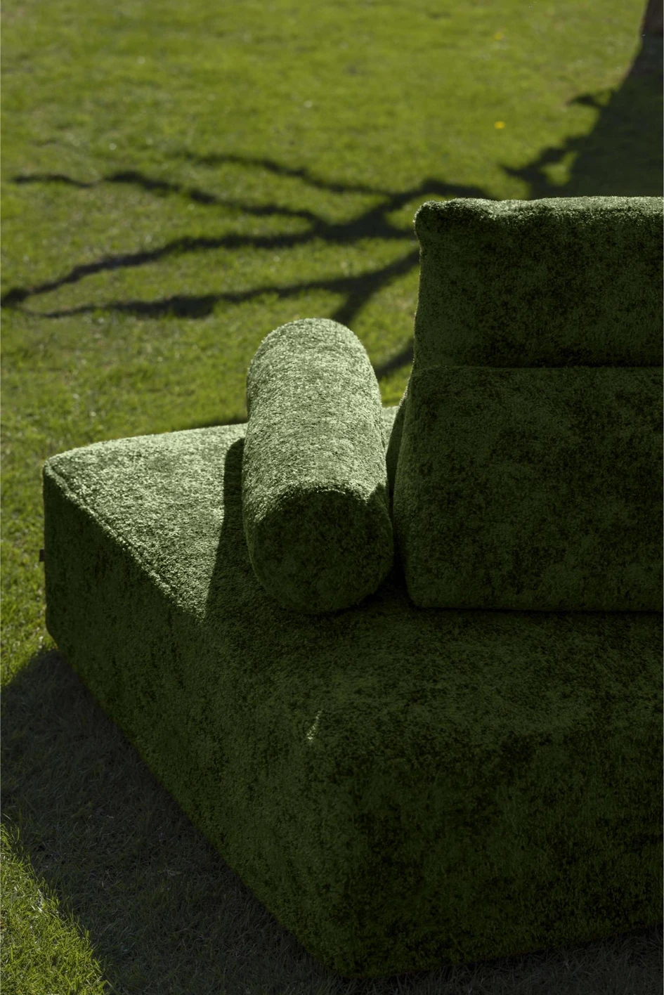 Designed for both indoor and outdoor use, Every Stone merges durability with timeless design, exemplifying Edra’s innovative approach