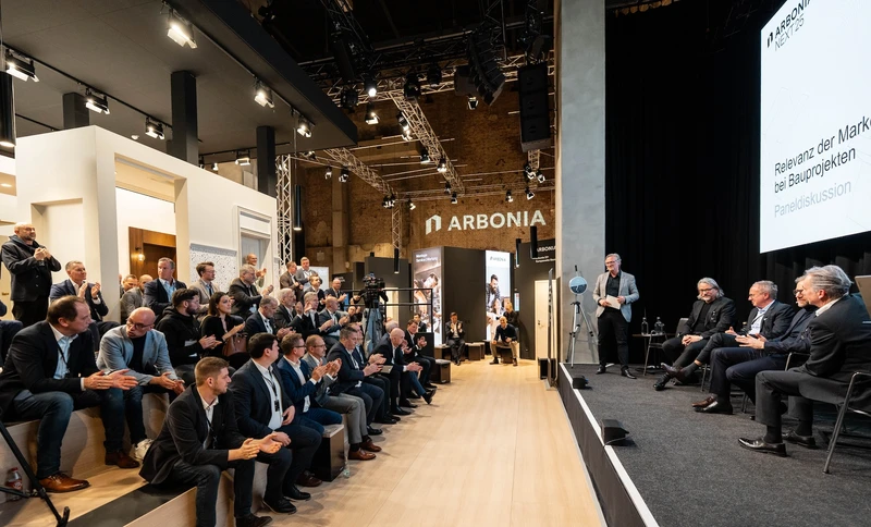 Arbonia Next25, the Swiss umbrella brand’s very own version of a trade fair, attracted over 2,000 visitors from the contract sector. Photo (Stage from left to right): Tobias Lutz, Udo Roggendorf, Stephan Tahy, Matthias Lamparter, Hansgeorg Derks