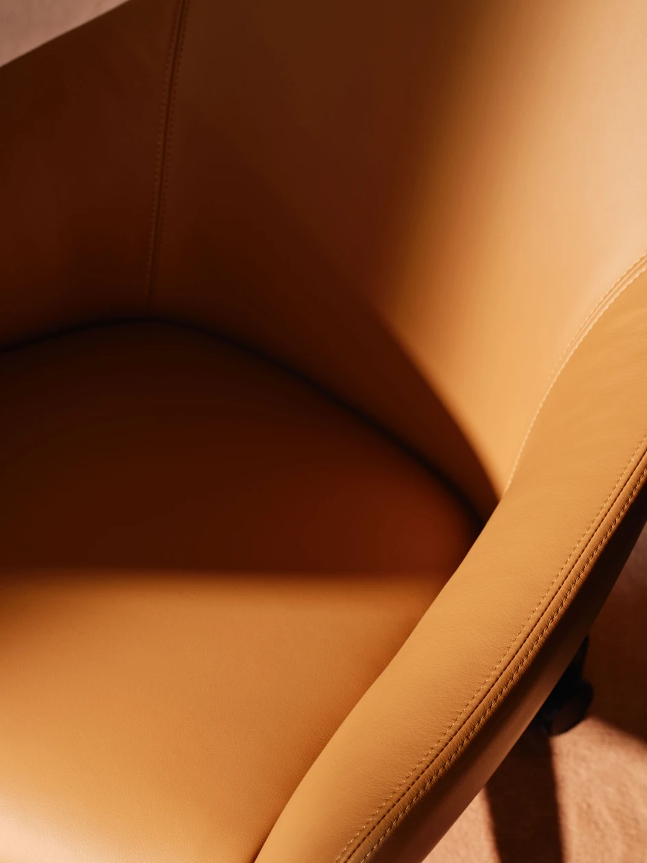 From boardrooms to hospitality lounges, Uma adapts seamlessly to diverse settings with customisable upholstery options and two base choices