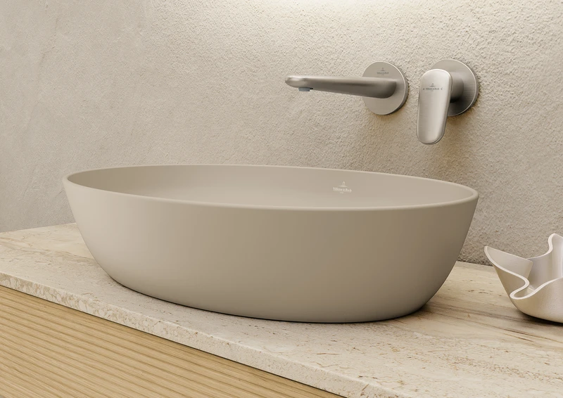 Almond impresses with its warm, matt surface that pairs harmoniously with natural materials such as wood and stone