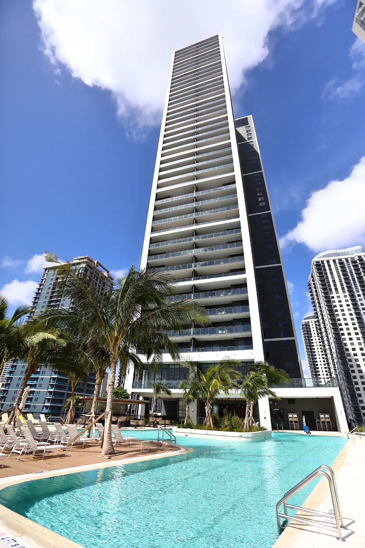 Lire l’histoire Gale Hotel Miami: Sustainable Luxury by G.T.DESIGN
