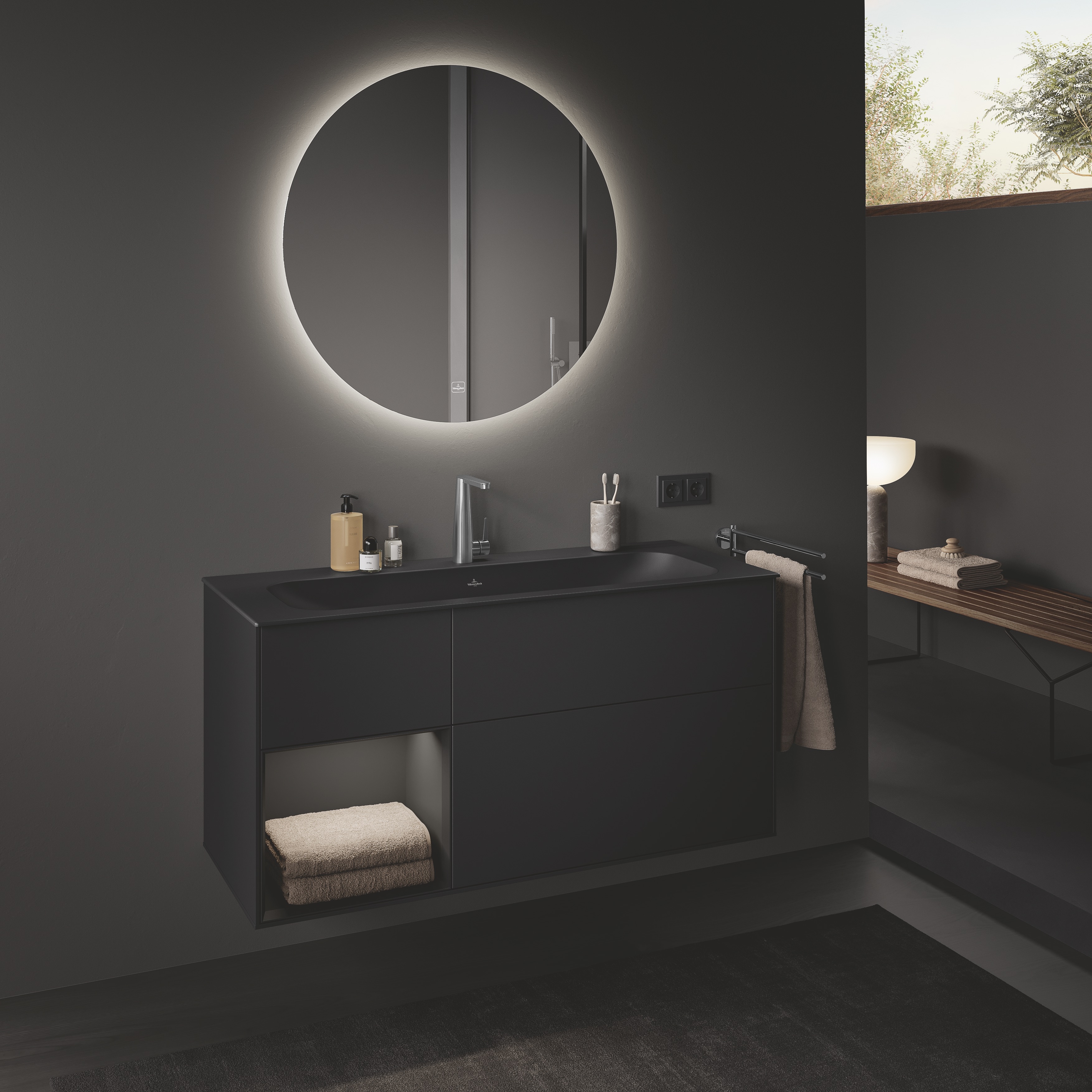 Pure Black von Villeroy & Boch verstärkt die räumliche Tiefe und lässt Möbel, Armaturen und Keramik zu markanten Skulpturen werden