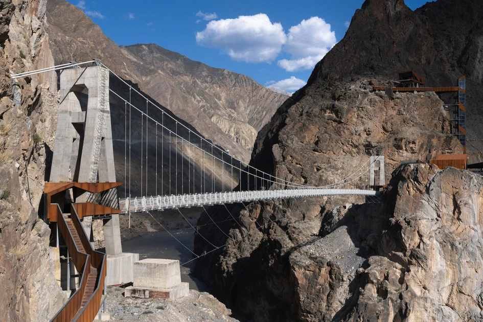 Glass, gravity and guts: a vertiginous platform by Archemit extends visitors into the void in Tibet, mirroring the river’s dramatic curves and offering a heart-stopping connection with height and horizon. Photos: © ChillShine Studio