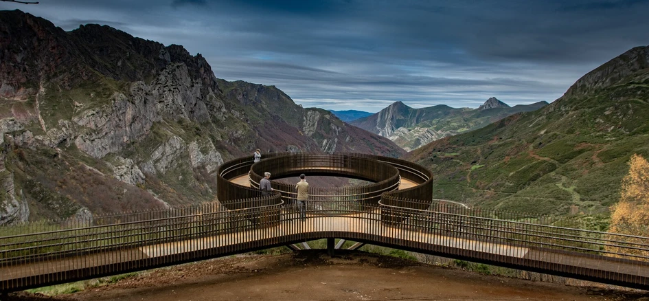Public spaces like the geological viewpoint of the Saliencia or Farrapona Valley by Puerto & Sánchez Arquitectos invite us to see further – and perhaps think deeper – about the landscapes we inhabit. Photo: © Jose Ramón Puerto Álvarez