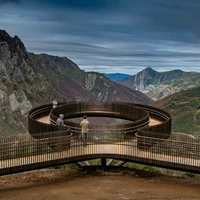 Public spaces like the geological viewpoint of the Saliencia or Farrapona Valley by Puerto & Sánchez Arquitectos invite us to see further – and perhaps think deeper – about the landscapes we inhabit. Photo: © Jose Ramón Puerto Álvarez