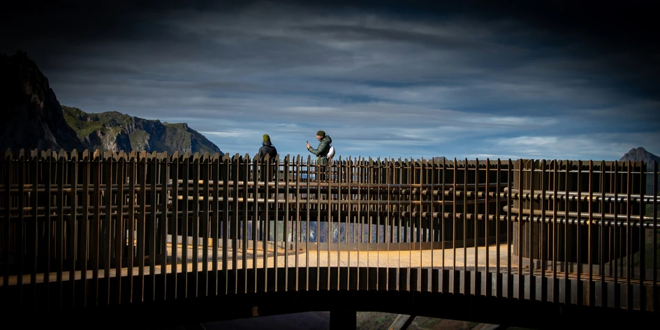 An elliptical corten-steel arc perched atop La Farrapona, framing panorama from every angle while treading lightly on the rugged Cantabrian terrain. Photos: © Jose Ramón Puerto Álvarez