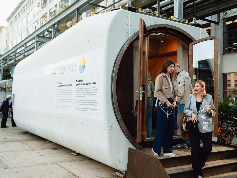 Ketelhuisplein once again takes literal centre stage at DDW 25 (top). Vattenfall will also join the programme once again (bottom). Photos: © Max Kneefel & Cleo Goossens