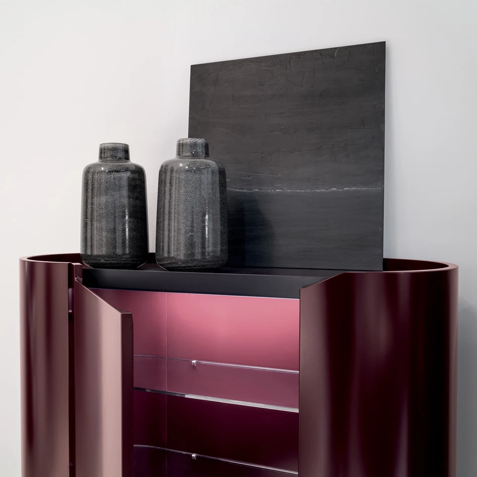 With top surfaces in wood, marble or stone and a base that seems to float, Oasi marries warm materiality with architectural lightness