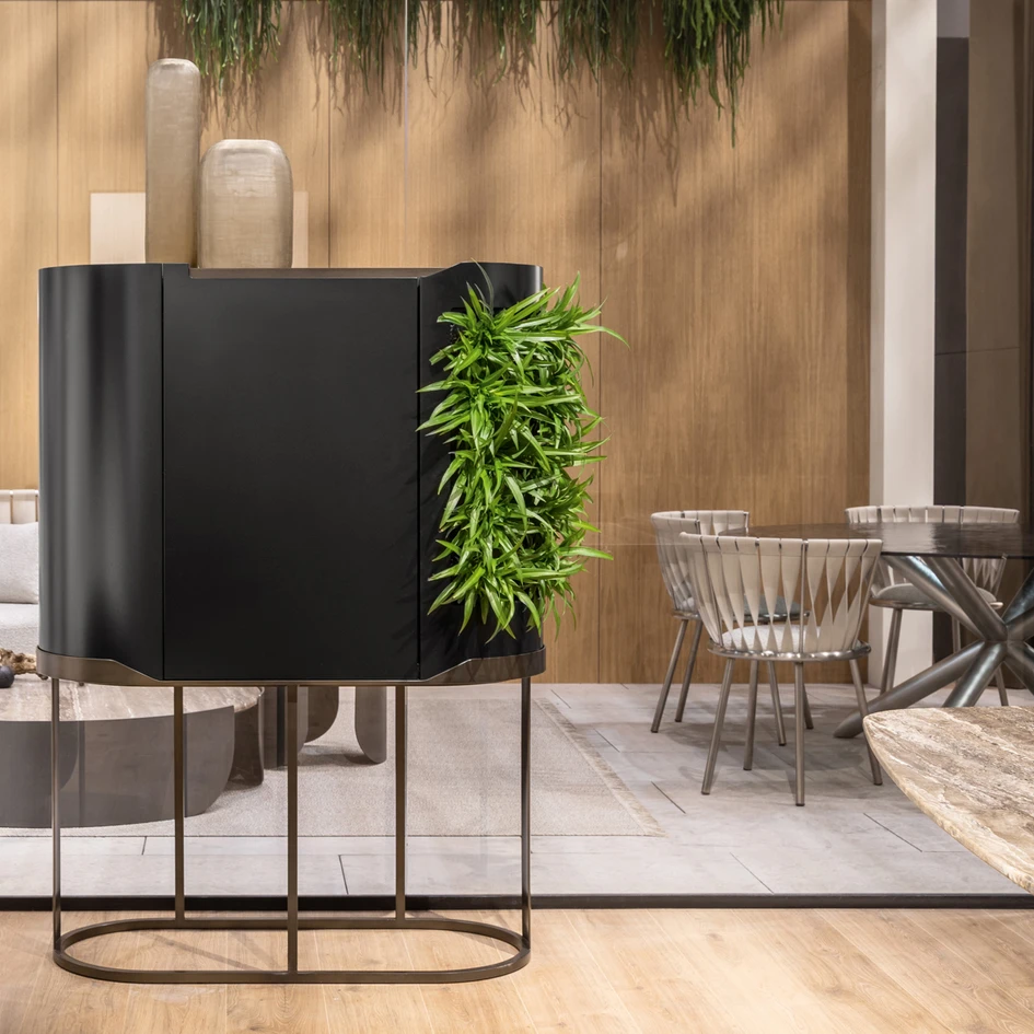 In collaboration with Aura System, a start-up specialising in environmental biotechnologies, Cantori has developed a version of the Oasi cabinet capable of purifying air, capturing CO2 and refreshing interior atmospheres
