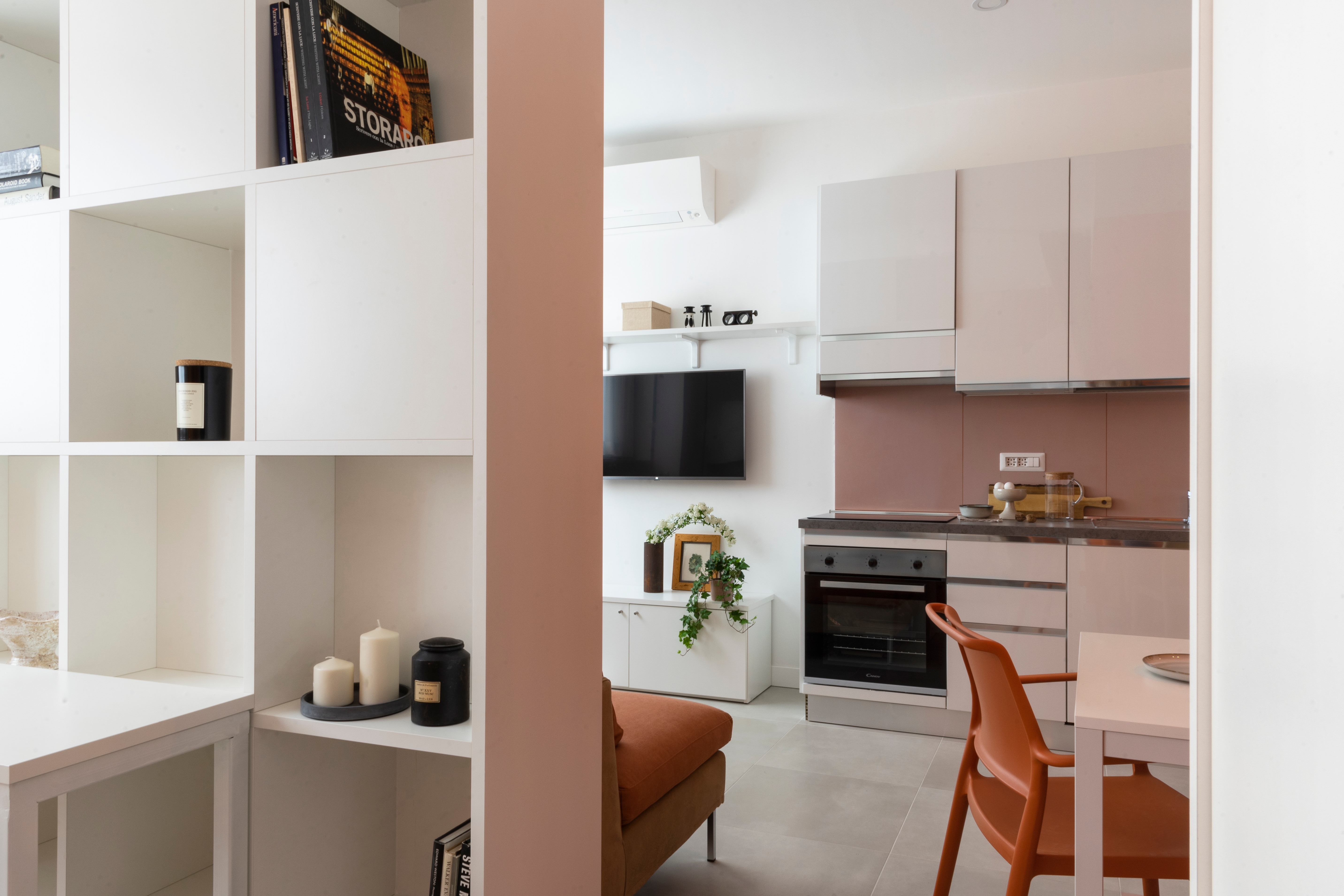 Flooring: R-Evolution Sand – Kitchen coverings: R-Evolution Light Pink