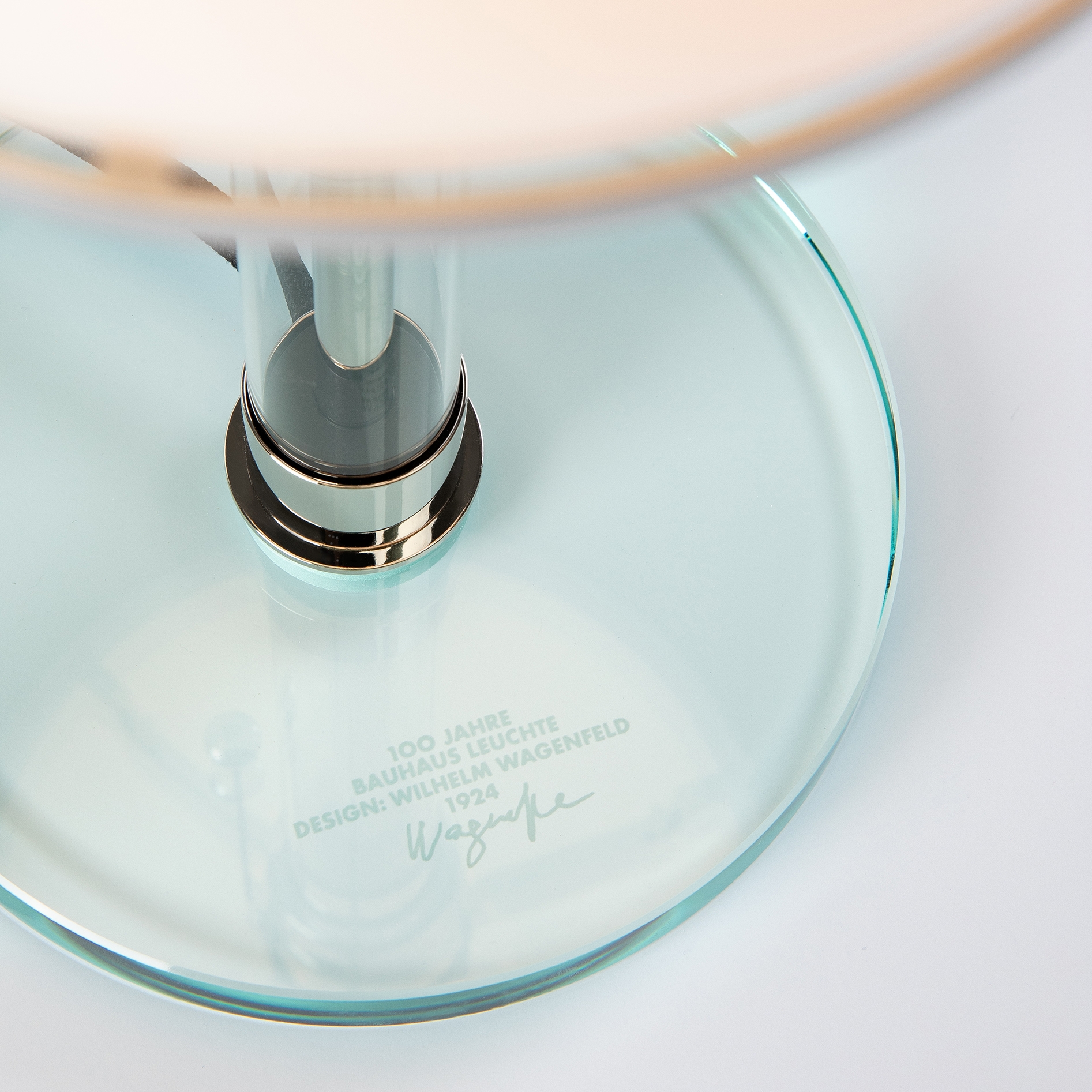 Leer la historia TECNOLUMEN celebrates the 100th anniversary of the Bauhaus lamp with an exclusive anniversary edition and an accompanying book