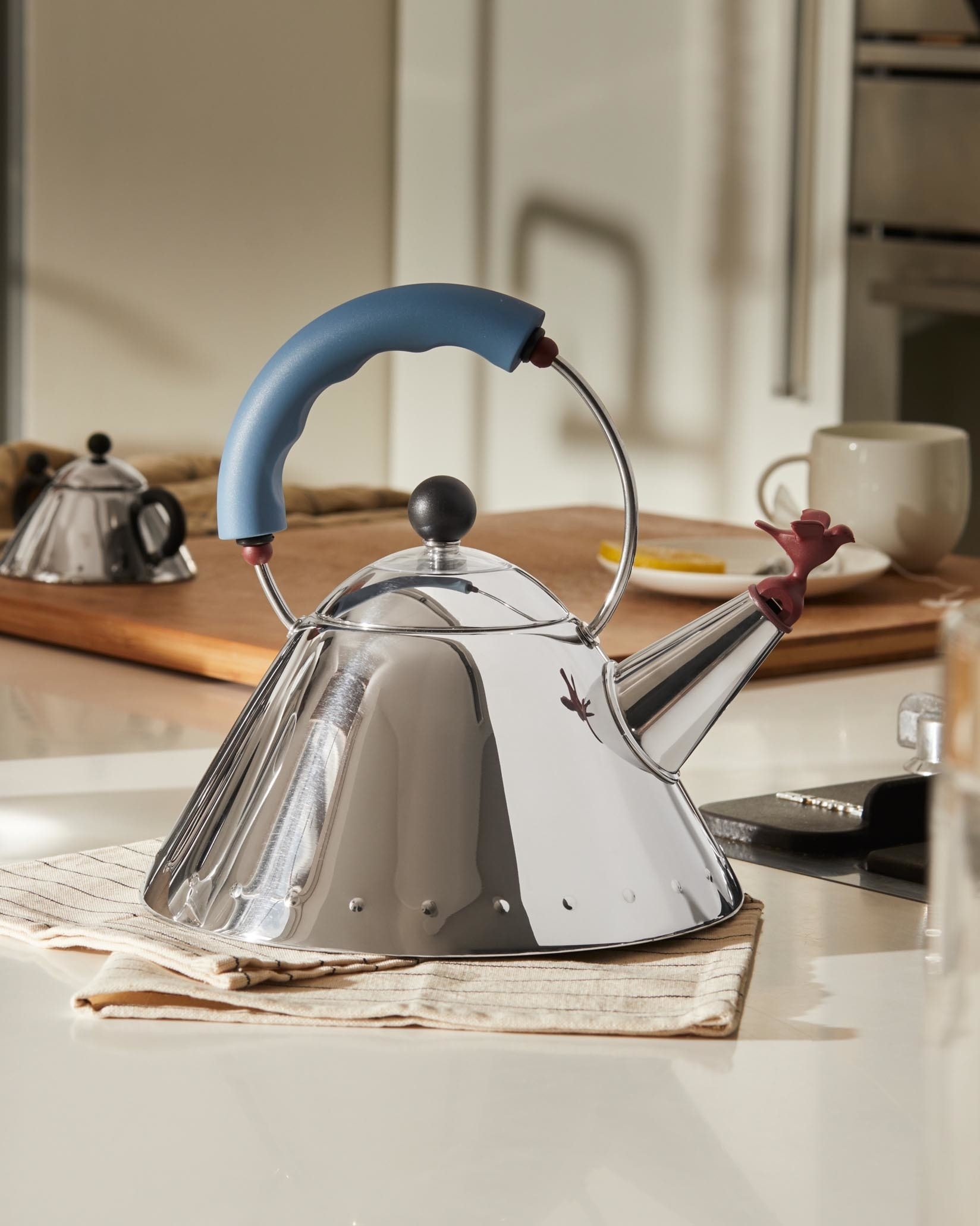 Erfahre mehr über die Geschichte 100 designs that changed the game: #10 the 9093 Kettle by Michael Graves