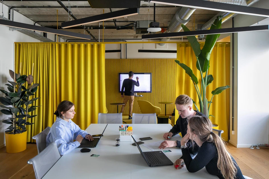 Interaction is a key USP for fairs like imm cologne (top, middle) and Shopify Berlin with meeting spaces and no desks (bottom). Photos: Koelnmesse / imm cologne (top, middle), Daria Scagliola (bottom) 