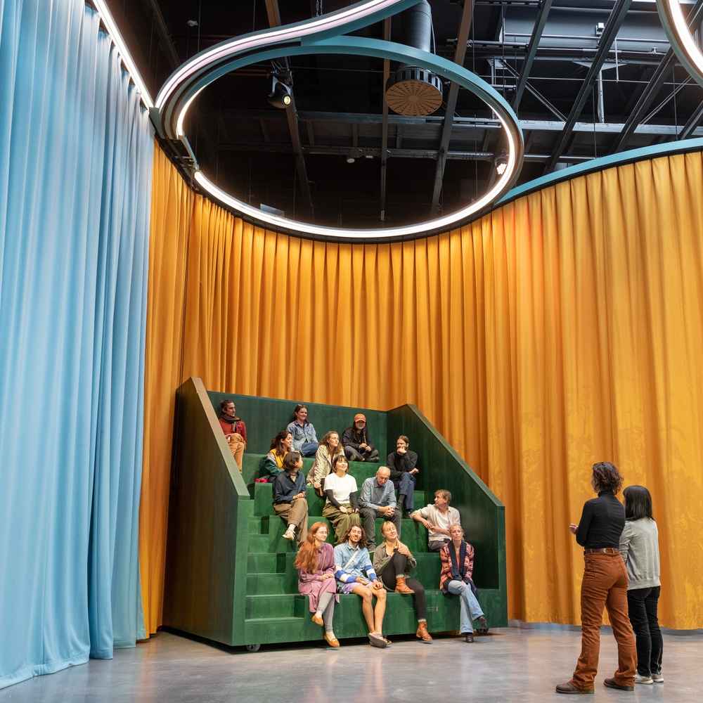 Lire l’histoire Curtain call: four flexible office spaces that use interior curtains