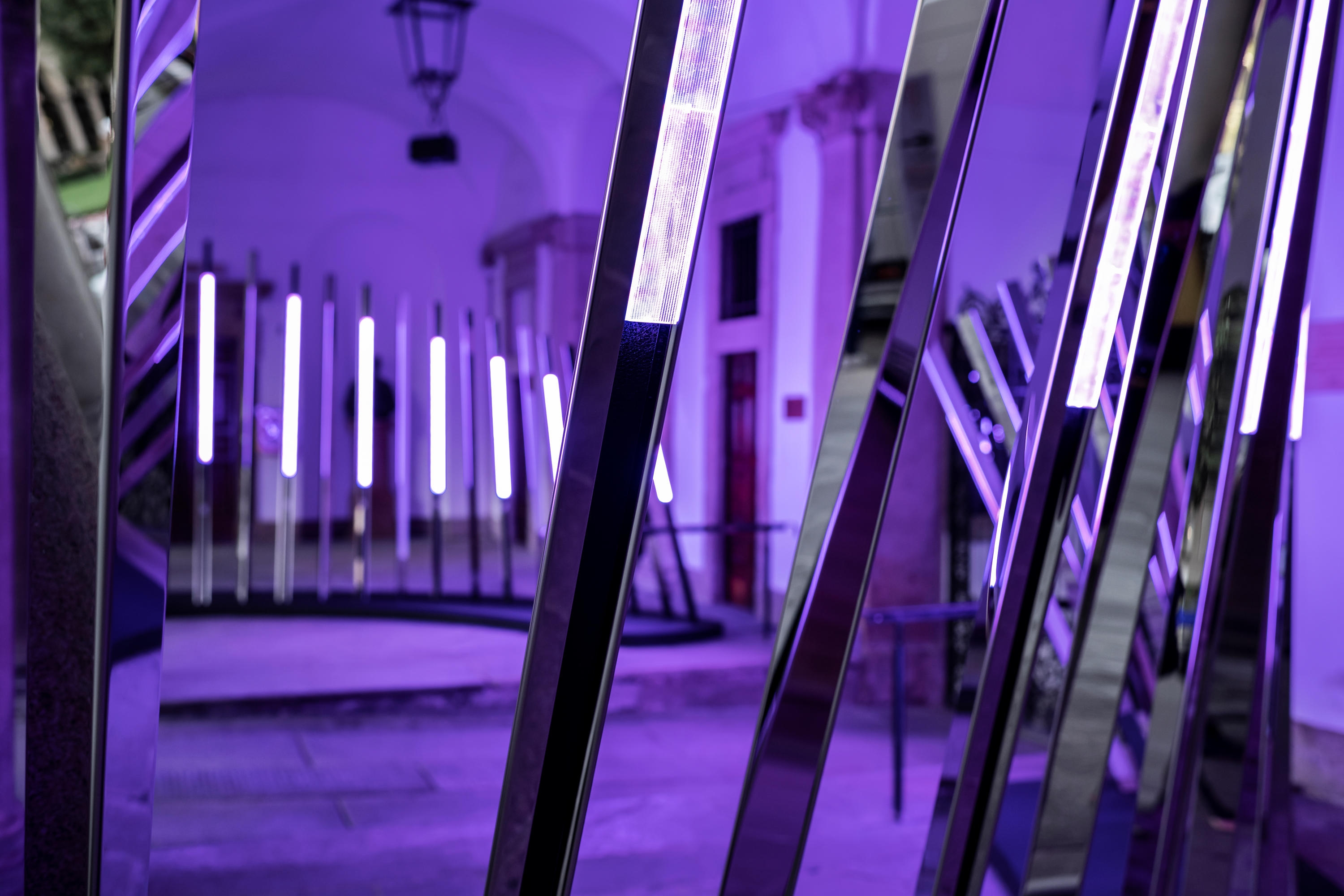 The crown of 34 vertical light beams made from stainless steel and coated with reflective surfacing was developed by light and technical planning company ewo. Photos: Alex Filz