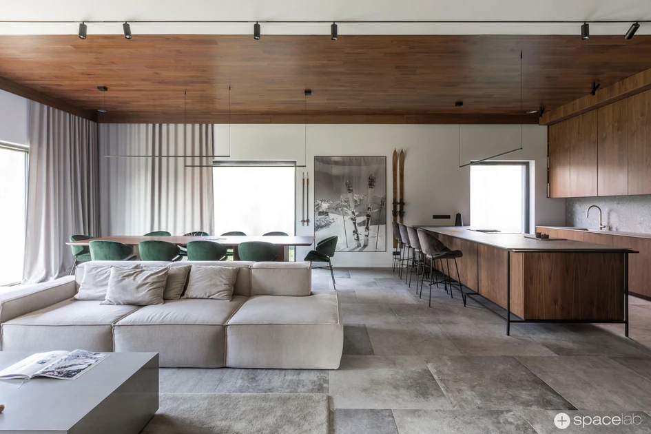 Der Cirio-Kronleuchter von Santa & Cole (oben) erwärmt den Innenraum mit sanftem, kerzenähnlichem Licht, während die dicken, samtigen Vorhänge des Hauses Puszczykowo No.5 die Wärme im Inneren halten (unten). Foto: Moiz (unten)