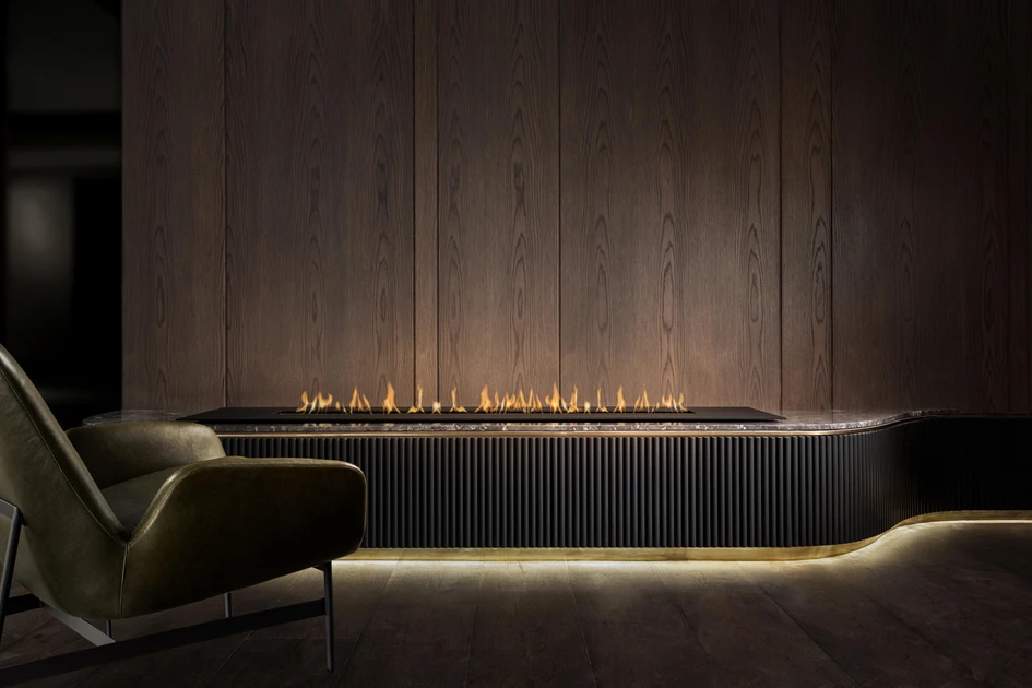 Kuschelecken entstehen durch Sitzgelegenheiten neben Heizelementen wie dem Röhrenheizkörper von Milano (oben) oder einem Kamin in der Penthouse-Wohnung South Villa (unten). Foto: Niel Vosloo (unten)