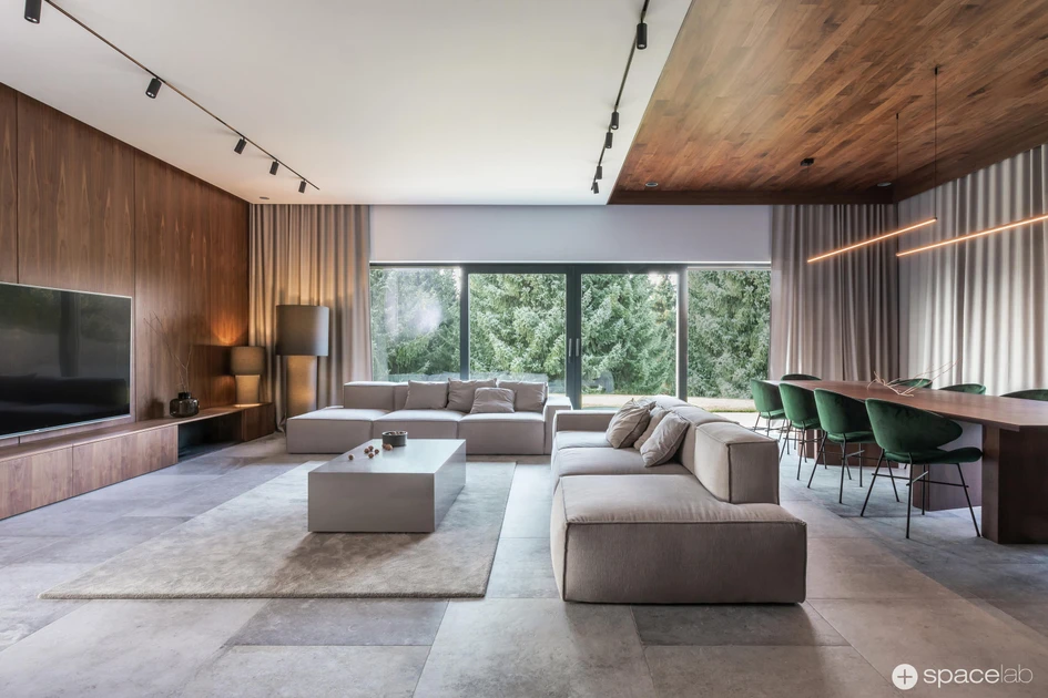 Mit holzgetäfelten Wänden und Decken, einer Sitzecke, sanfter Beleuchtung und dicken, raumhohen Vorhängen erreicht das Haus Puszczykowo No.05 von Spacelab das Nirwana der Gemütlichkeit. Foto: Moiz