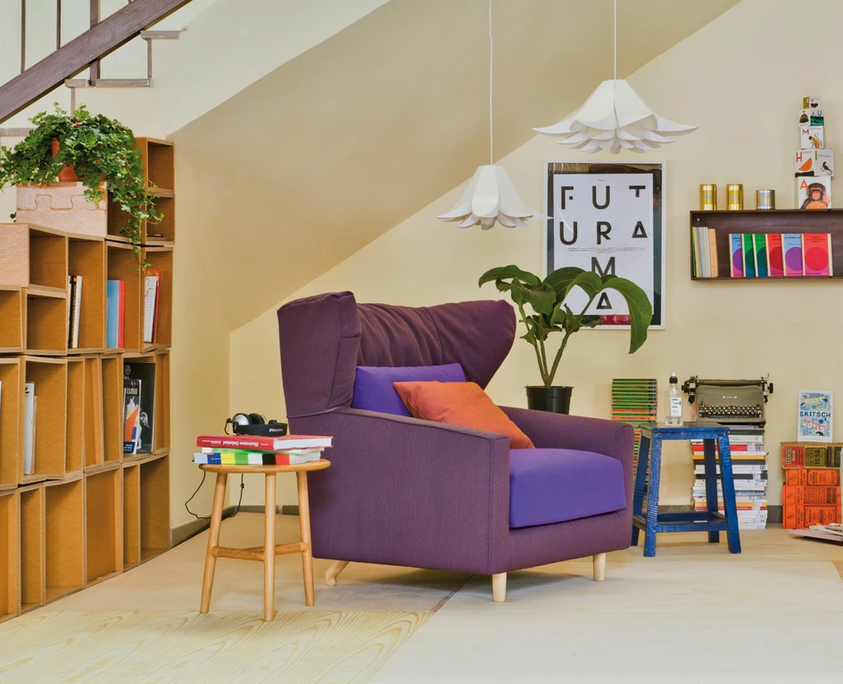 Dieses Landhaus in Novye Veshki verfügt über Sitzgelegenheiten mit Kaminecken (oben), einen umhüllenden Sessel (Mitte) und den Ohrensessel Folk von Sancal (unten). Fotos: Mikhail Loskutov (oben, Mitte)