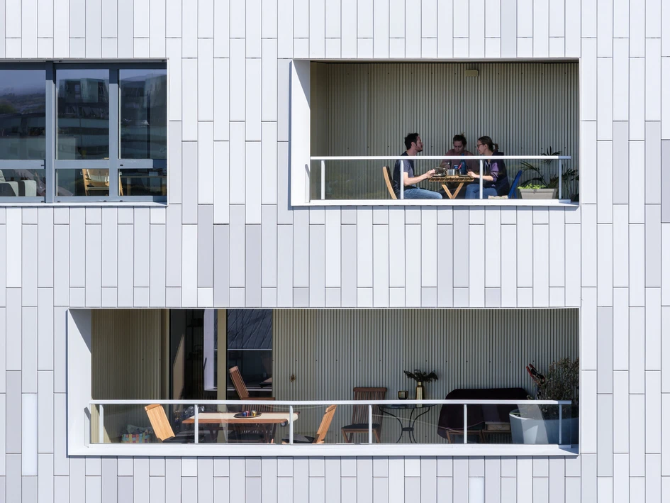The envelope offers different types of outdoor spaces for the flats: Winter gardens, loggias, balconies and generous terraces also contribute functionally to shading, as privacy screens, noise protection and windbreaks. Photo: Ossip Architectuurfotografie